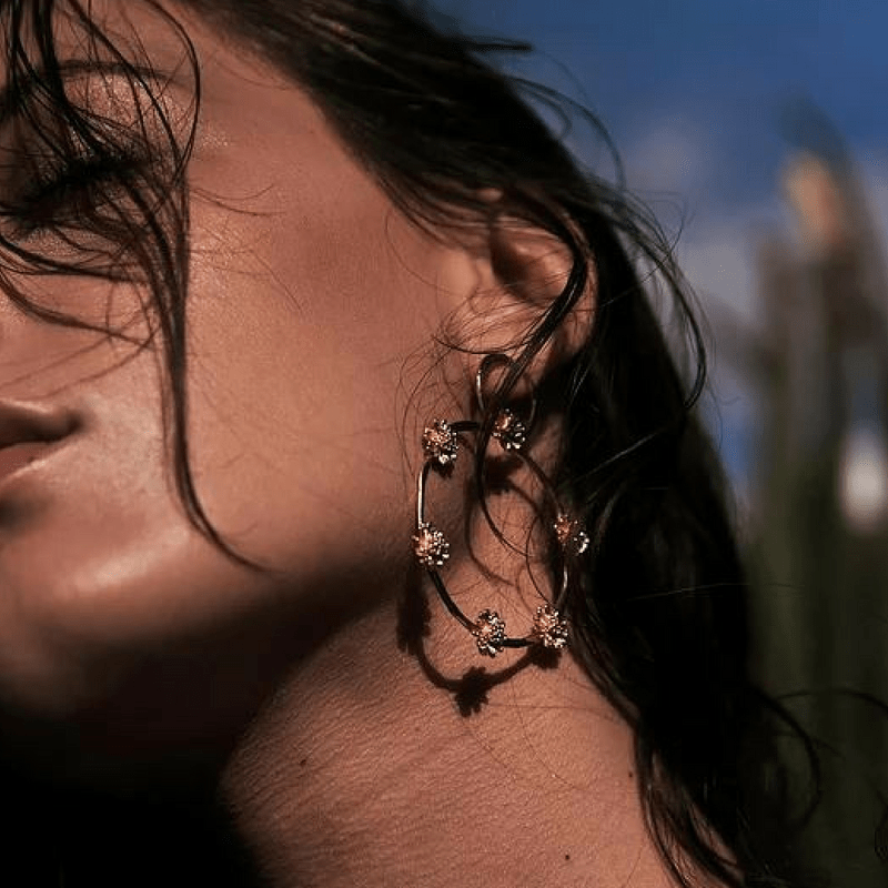 elise-tsikis-boucles-d-oreilles-marguerite