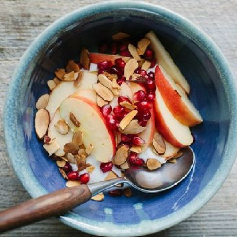 granola-pomme-grenade-amande-yaourt-healthy