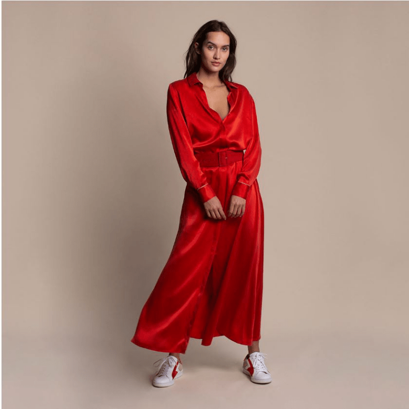 tenue-robe-invitée-mariage-satin-rouge-longue-maison-sarah-lavoine