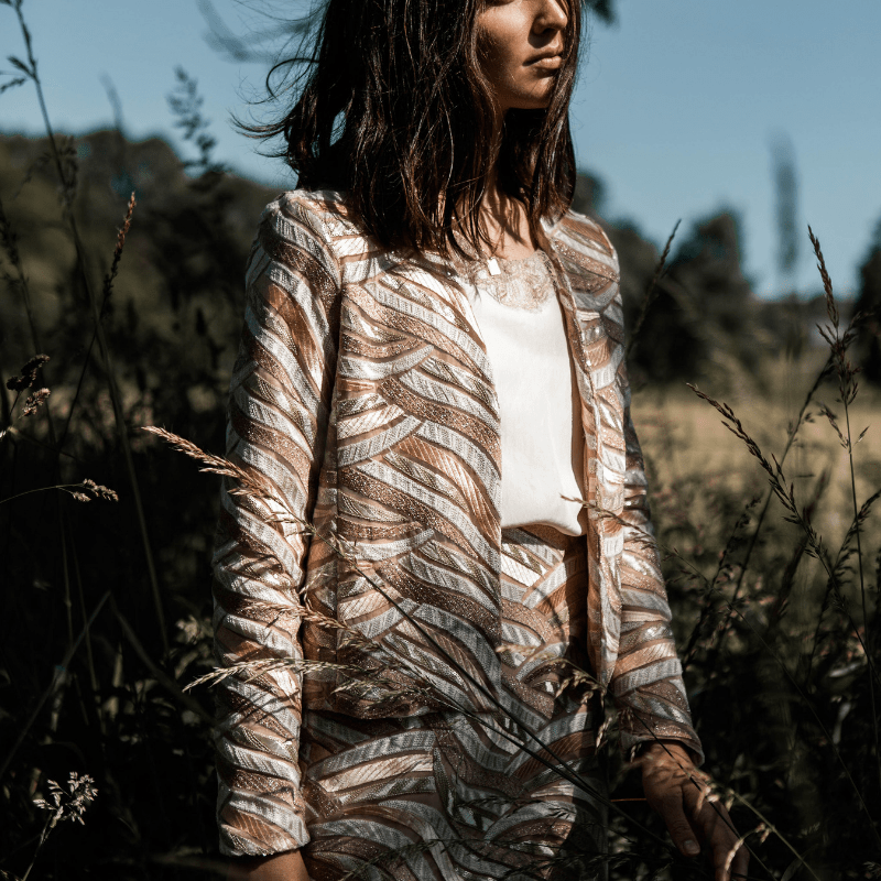 tenue-tailleur-costume-sequin-lora-folk-invitée-mariage-
