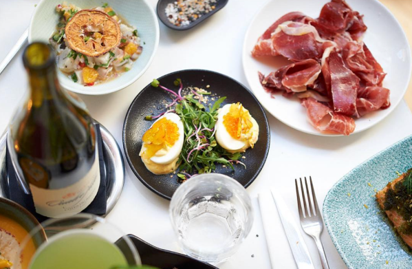 Les françaises restaurant batignolles.png