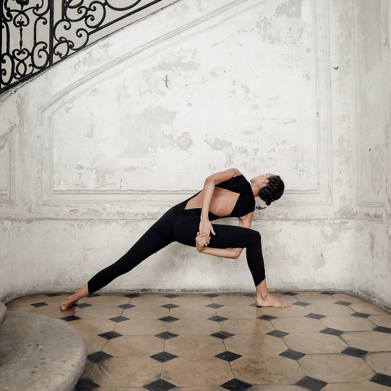 tenue-de-sport-femme-tendance yuj-combinaison-yoga-sanasana